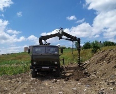 Бурение ям под столбы и опоры